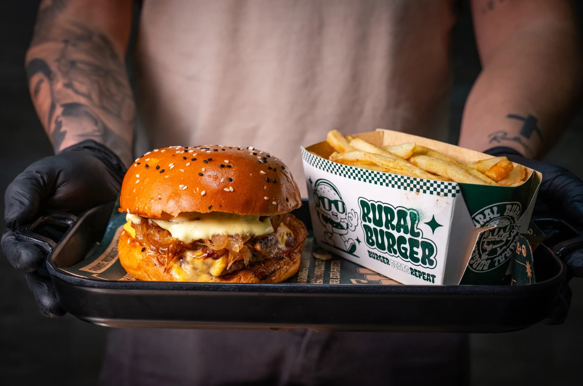 Rural Burger · Fotografía real del packaging y el individual en servicio