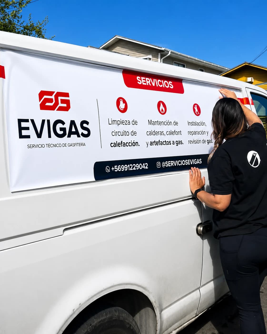 Inspección y montaje del vinilo vehicular en la camioneta de servicio, trabajo de evigas